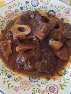 Una foto de Ossobuco en salsa de vino y rovellons