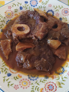 Una foto de Ossobuco en salsa de vino y rovellons