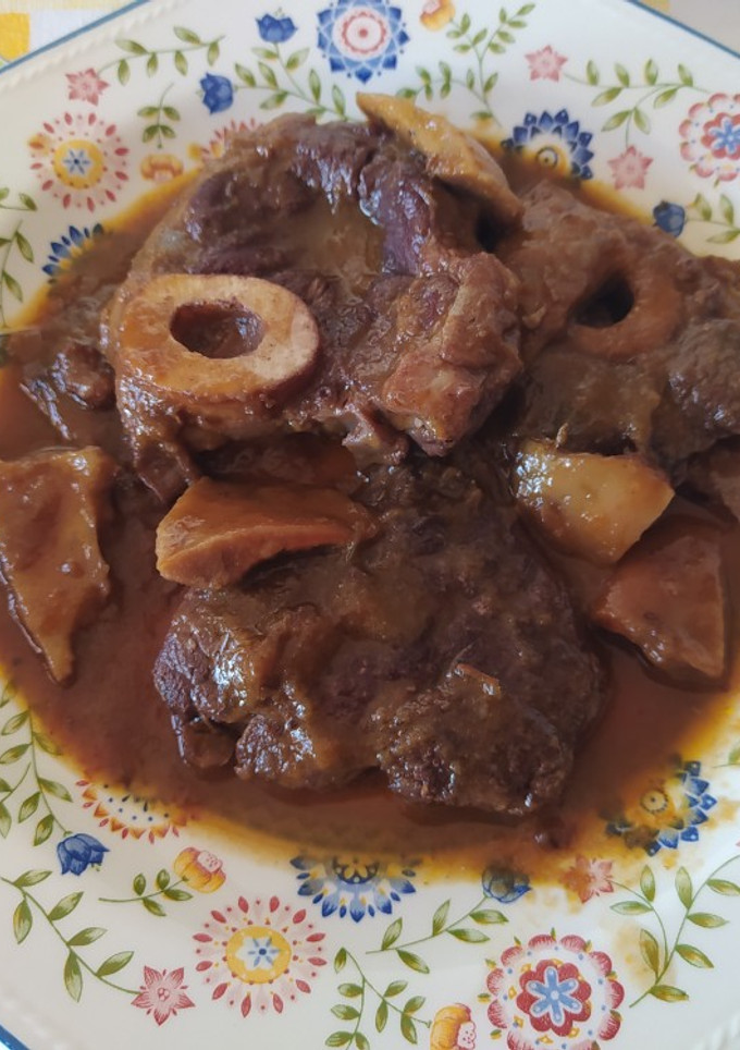 Una foto de Ossobuco en salsa de vino y rovellons
