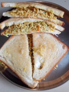મેગી સેન્ડવીચ (Maggi Sandwich Recipe In Gujarati) રેસીપી મુખ્ય ફોટો