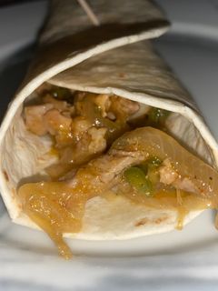 Una foto de Fajitas de lomo caseras atigradas