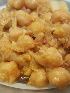 Una foto de Garbanzos con repollo (sobras de cocido)