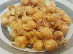 Foto principal de Garbanzos con repollo (sobras de cocido)