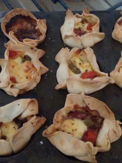 Una foto de Canastitas de jamón y queso, cebolla y queso