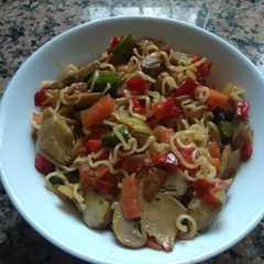 Una foto de Fideos chinos con verduras
