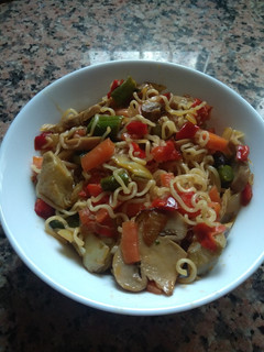 Una foto de Fideos chinos con verduras