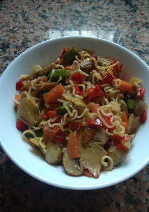 Una foto de Fideos chinos con verduras