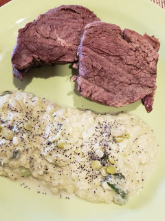 Una foto de Lomito con puré de arvejas