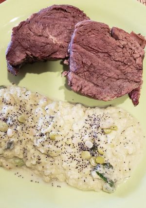 Una foto de Lomito con puré de arvejas