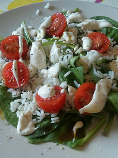 Una foto de Ensalada de espinacas frescas con arroz