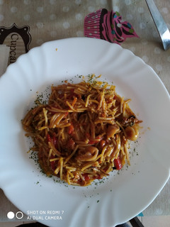 Una foto de Fideos en sartén con pimientos Y champiñones 😋