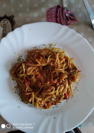 Una foto de Fideos en sartén con pimientos Y champiñones 😋