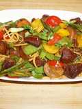 Guisado de carne con vegetales salteados y tallarines chinos. Jon Style