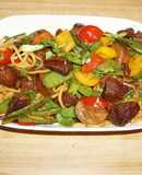 Guisado de carne con vegetales salteados y tallarines chinos. Jon Style