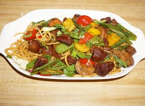 Una foto de Guisado de carne con vegetales salteados y tallarines chinos. Jon Style