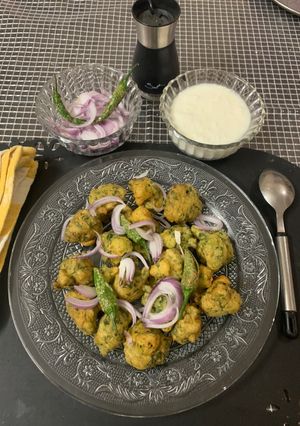 મેથીના ગોટા (Methi Gota Recipe In Gujarati) રેસીપી મુખ્ય ફોટો