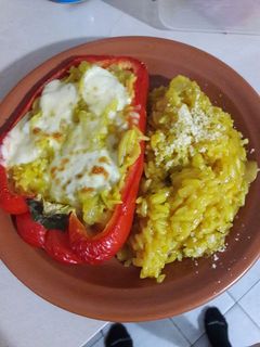 Una foto de Pimiento relleno de arroz con champiñónes *.* (Vegetariano)
