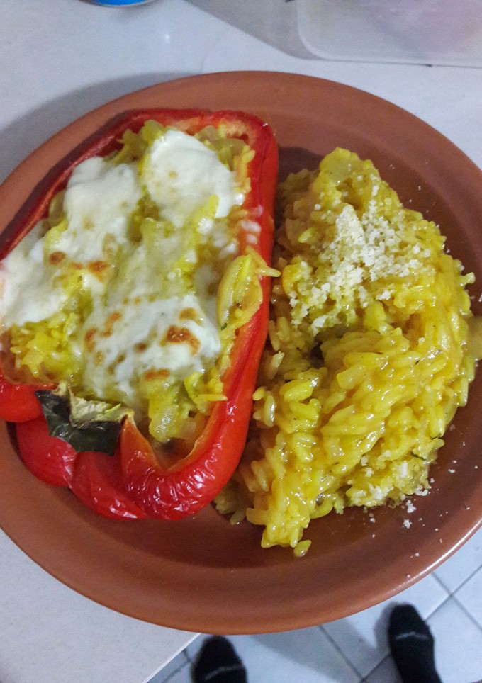 Una foto de Pimiento relleno de arroz con champiñónes *.* (Vegetariano)