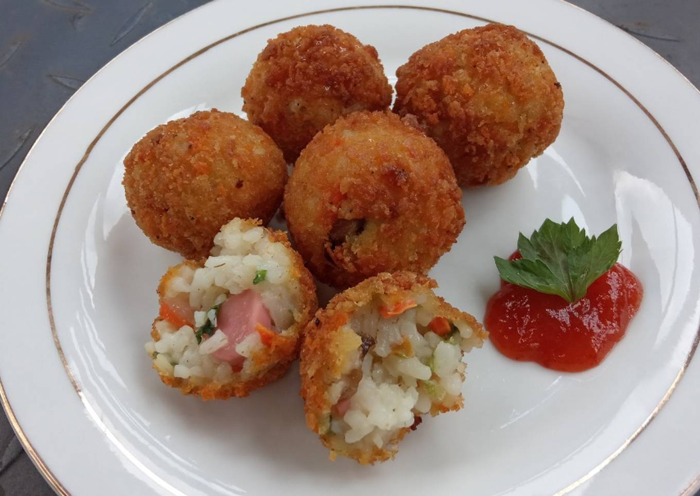 Bola-bola nasi yummy😋