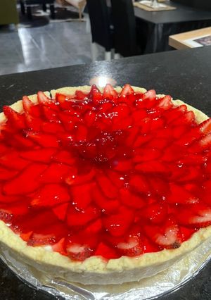 Una foto de Tarta súper fácil de gelatina y frutillas 🥧🍓(medidas en cucharadas 😉)