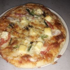 A picture of Cheezy pizza.
