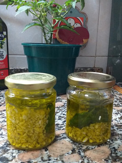 Una foto de Ajos en aceite y albahaca