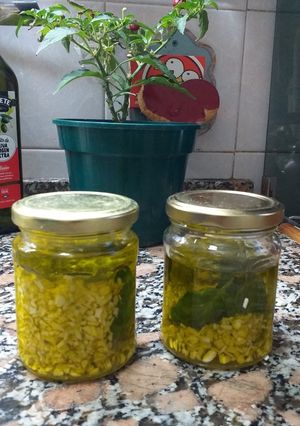 Una foto de Ajos en aceite y albahaca