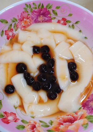Hình của món Tàu hủ nước đường làm bằng rau câu dẻo.