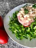 Tomate relleno con atún y palmitos