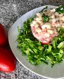 Tomate relleno con atún y palmitos