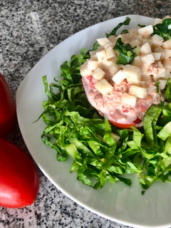 Una foto de Tomate relleno con atún y palmitos