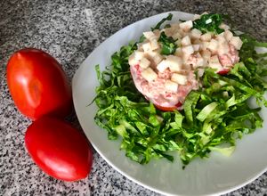 Una foto de Tomate relleno con atún y palmitos