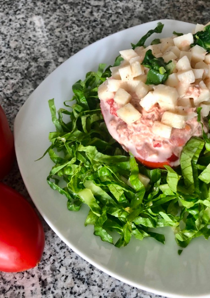 Una foto de Tomate relleno con atún y palmitos