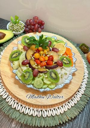 मिश्रित सब्जियों और फलों का सलाद (mixed vegetables and fruits salad) रेसिपी मुख्य फोटो