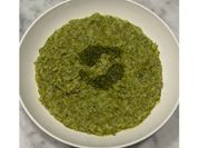 Una foto di pesto di basilico