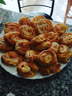 Una foto de Pasteles de hojaldres con pavo y queso