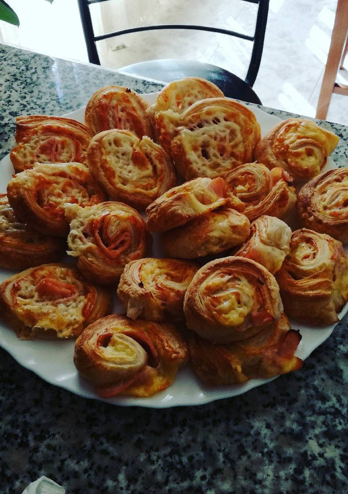Una foto de Pasteles de hojaldres con pavo y queso