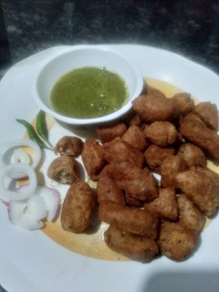 साइड ब्रेड,चावल आटा के पकौड़े (Side bread,chawal atta ke pakode recipe in Hindi) रेसिपी मुख्य फोटो