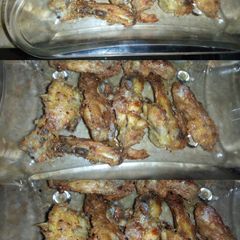 Fried chicken wings A picture of Fried chicken wings.