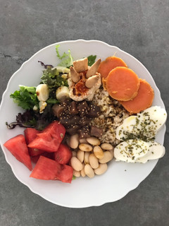 Una foto de Poke bowl variado