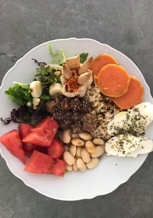 Una foto de Poke bowl variado