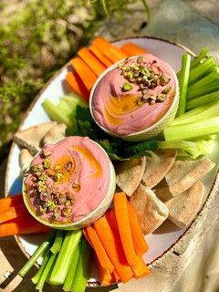 Una foto de Hummus rosa de remolacha
