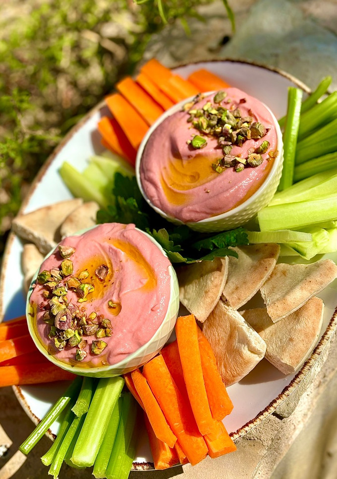 Una foto de Hummus rosa de remolacha