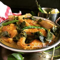 A picture of Thankuni Pata diye Rui Macher Jhol (Bong style Fish Curry with Centella Leaves).