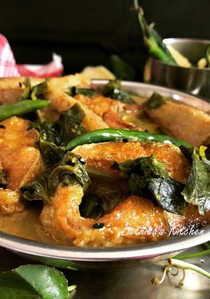 A picture of Thankuni Pata diye Rui Macher Jhol (Bong style Fish Curry with Centella Leaves).