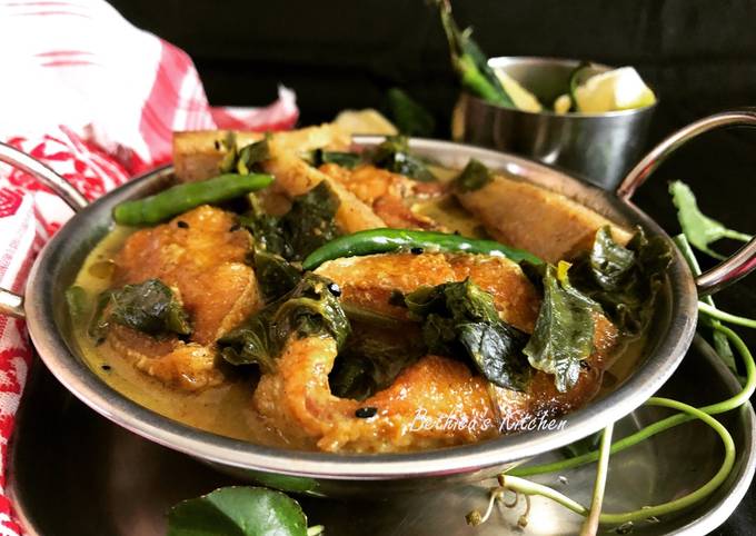 Thankuni Pata Diye Rui Macher Jhol (Bong Style Fish Curry With Centella ...