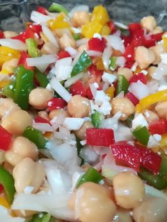Una foto de Ensalada de garbanzos