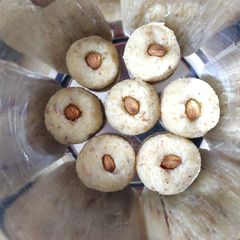 A picture of Coconut ladoos.