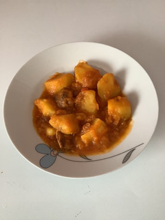 Una foto de Carne con patatas en olla GM