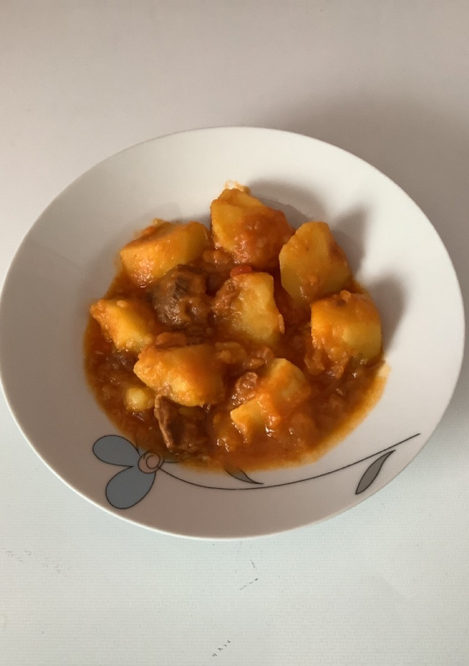 Una foto de Carne con patatas en olla GM